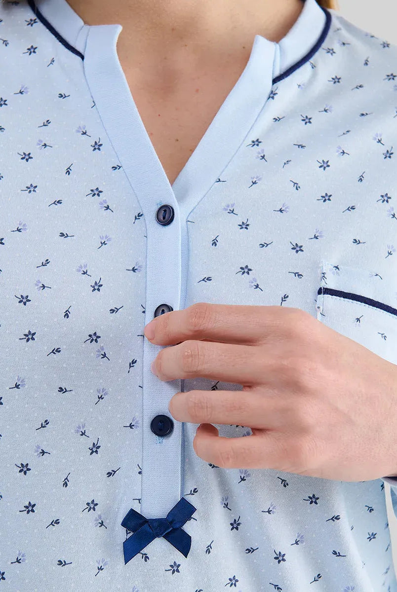 Detalle de cuello de camisón de invierno celeste abotonado y lacito