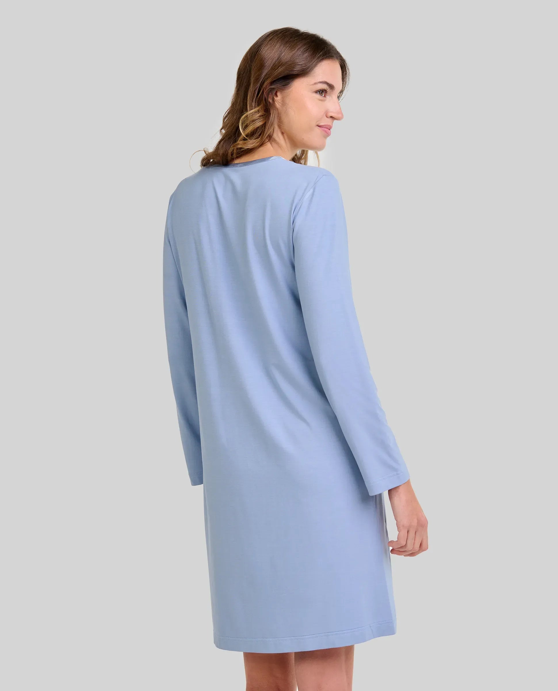 Camisón Lohe de manga larga tejido modal gris, escote en pico con raso y bolsillo