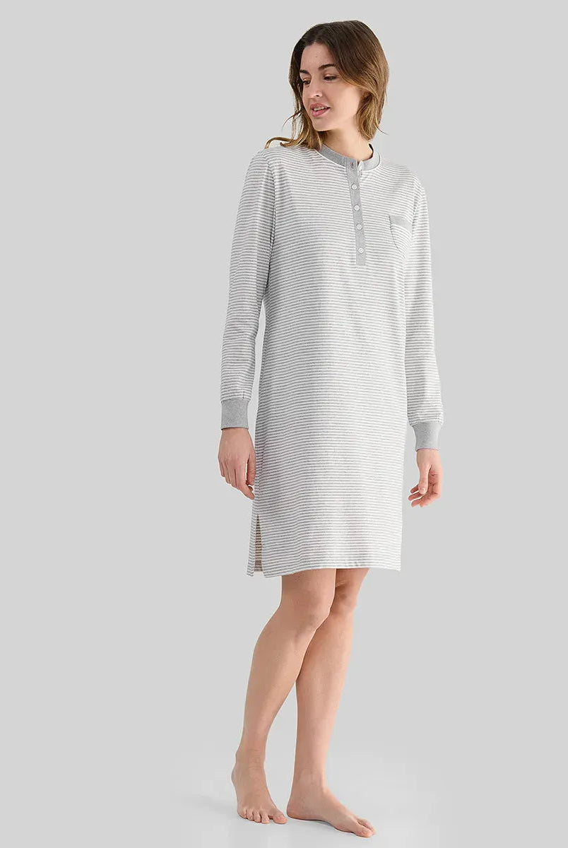 Camisón Lohe de mujer de rayas, escote redondo, abertura de botones y manga larga.