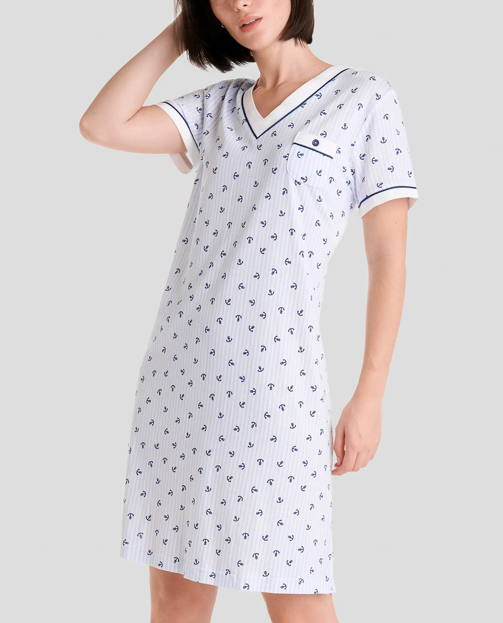 Camisola corta de verano tejido algodón modal estampado anclas, cuello pico y manga corta.