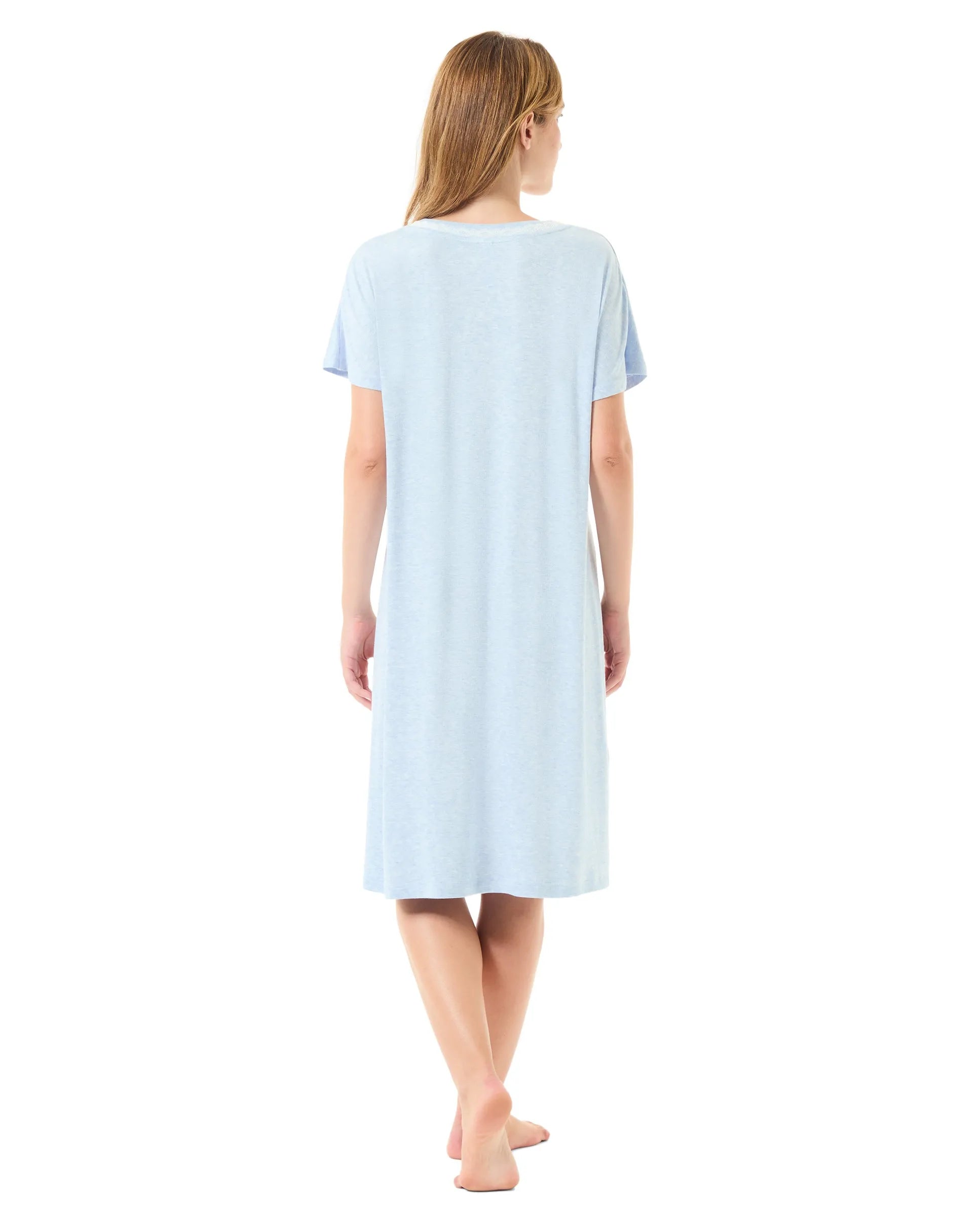 Vista trasera de camisola de verano celeste de manga corta con puntilla en cuello