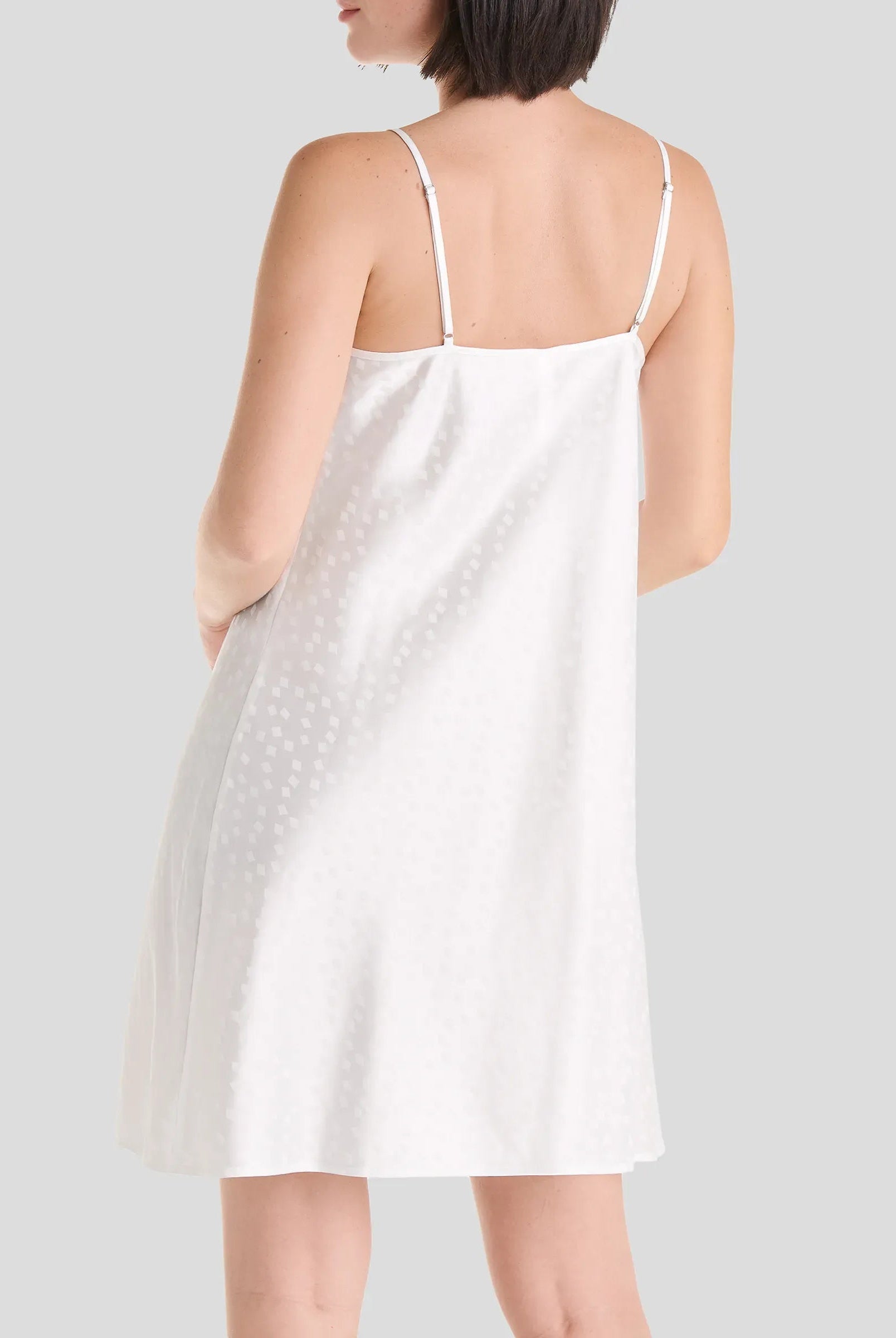 Vista espaldas camisón corto de tirantes de raso marfil jacquard