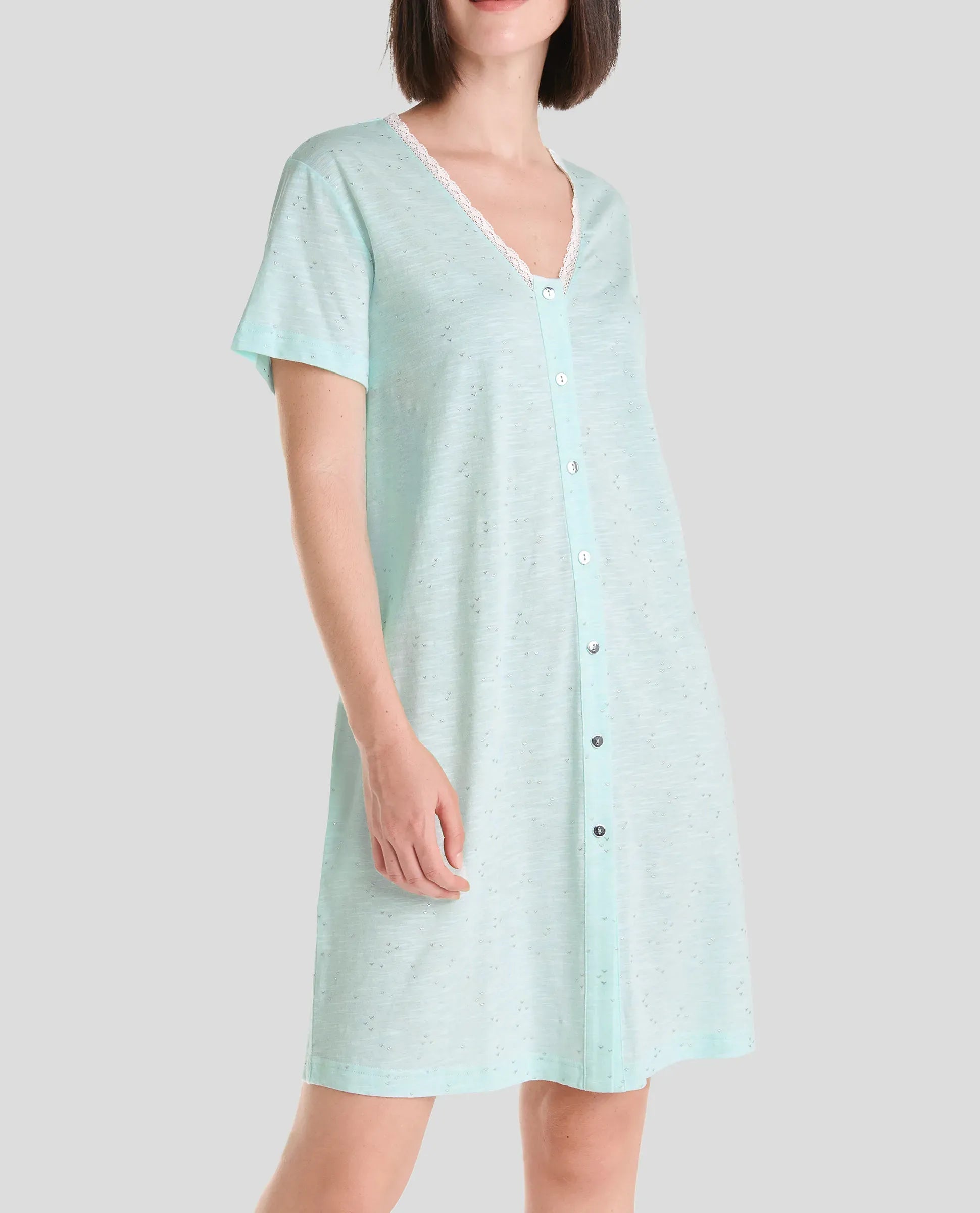 Camisón corto de verano verde claro abierto con botones, manga corta y escote en V, detalles plata.