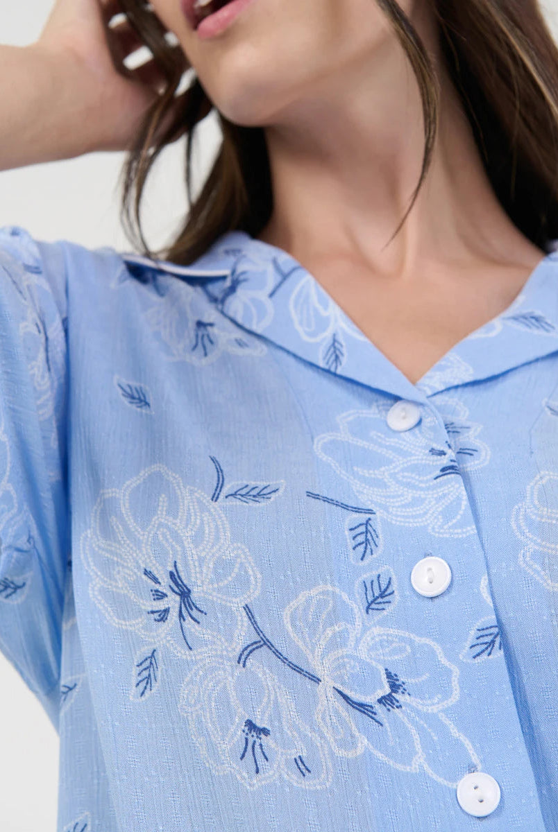 Detalle del camisón abotonado y cuello solapa con vivo blanco
