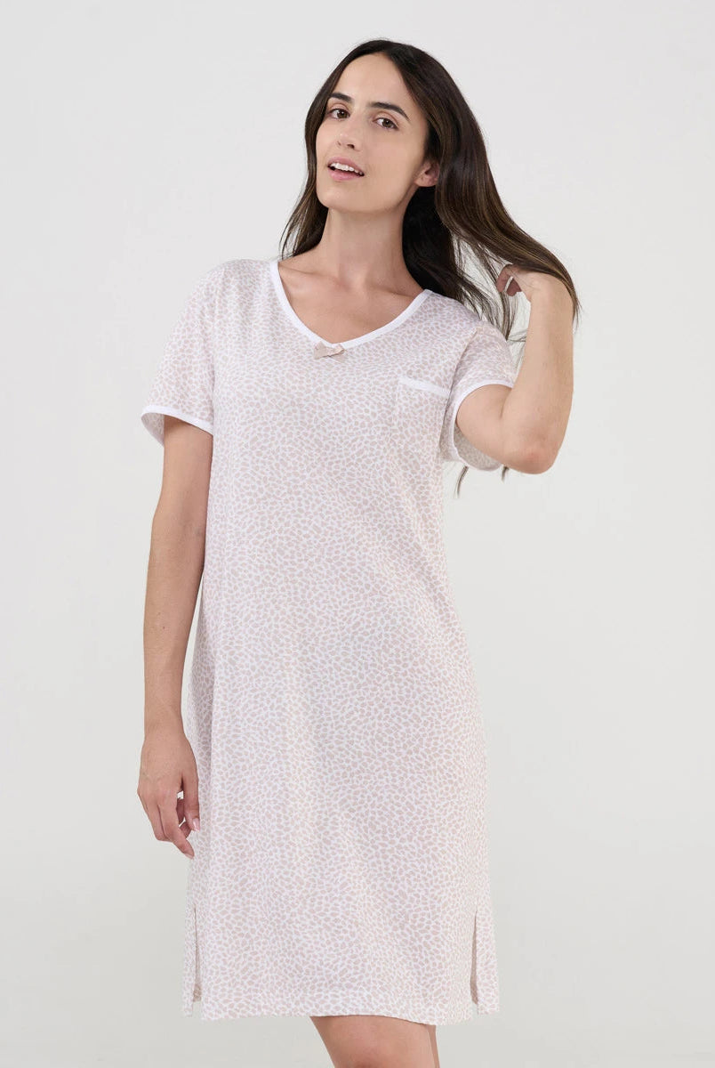 Mujer luce camisón de verano manga corta estampado animal print camel con cuello pico con lacito y bolsillo decorativo