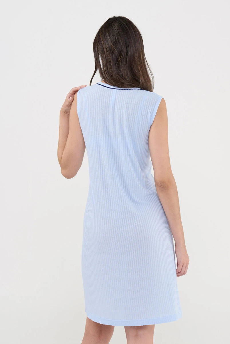 Vista trasera de modelo de camisón canalé sin mangas celeste