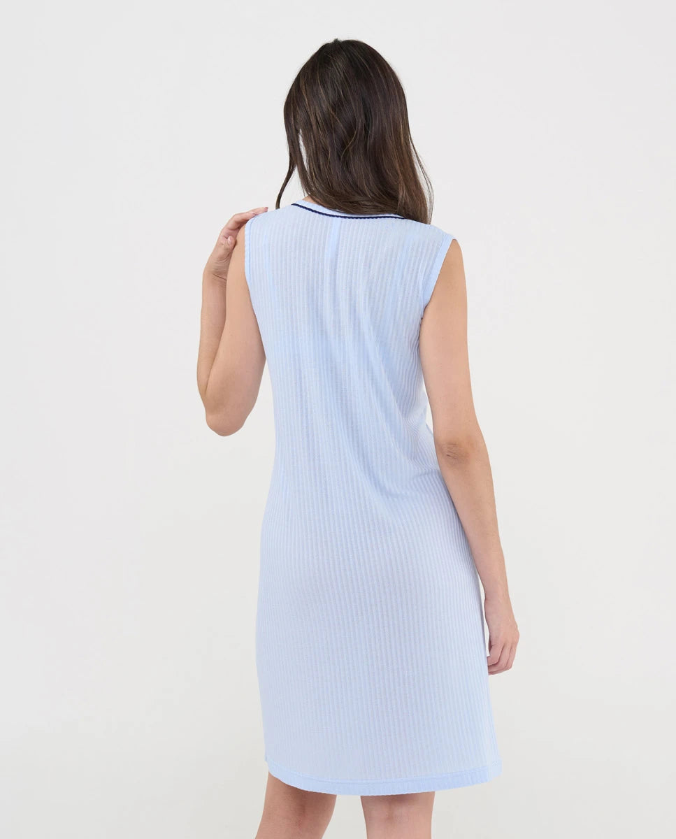 Vista trasera de modelo de camisón canalé sin mangas celeste