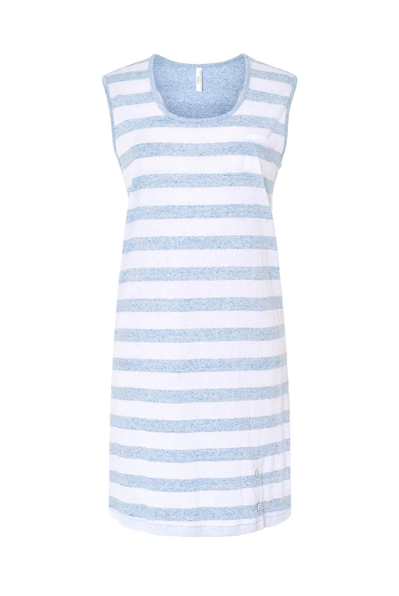 Camisón corto de mujer sin mangas en vigoré de rayas celeste con cuello redondo y bolsillo decorativo.