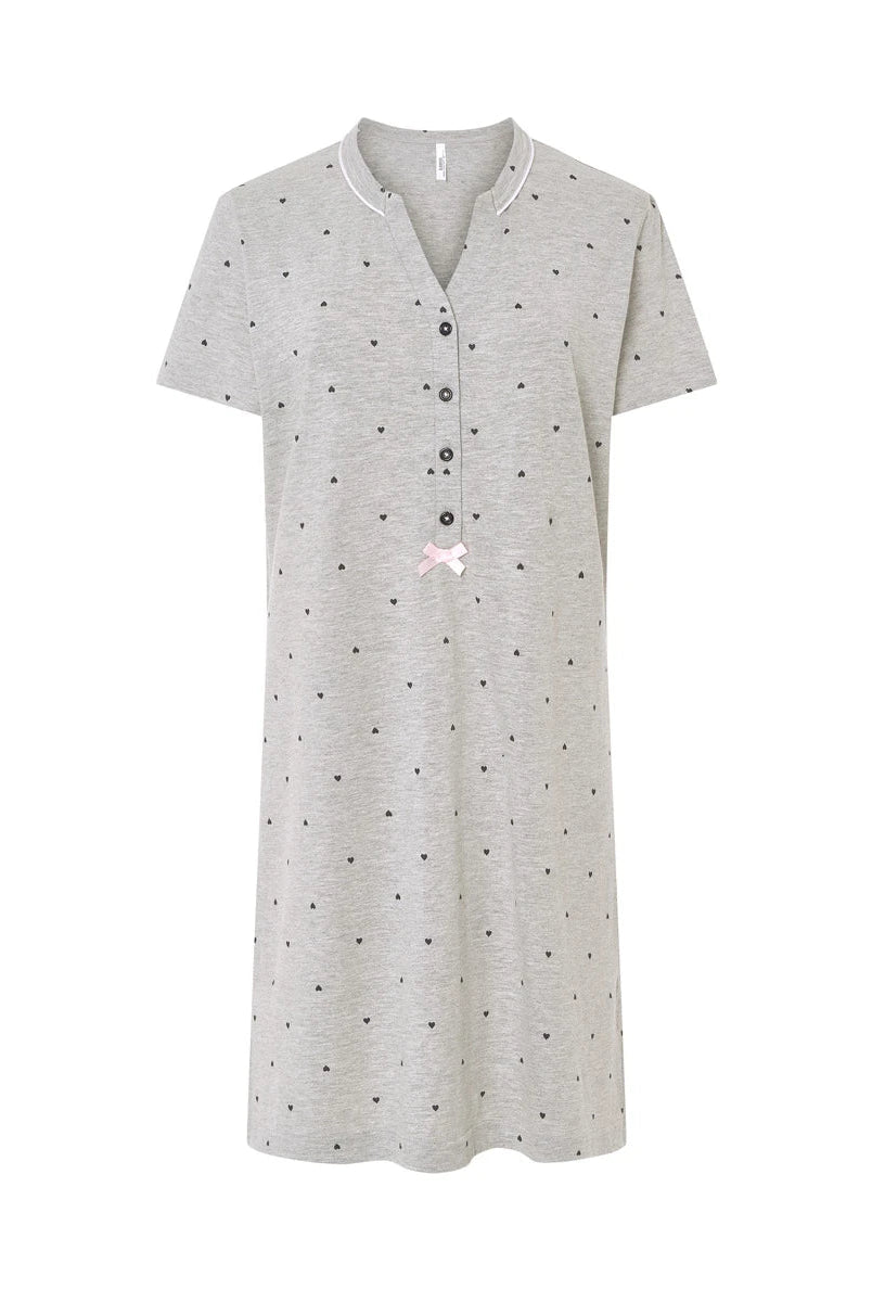 Camisón corto manga corta en punto vigoré gris estampado corazoncitos, escote pico abierto con botones y lazo raso rosa.