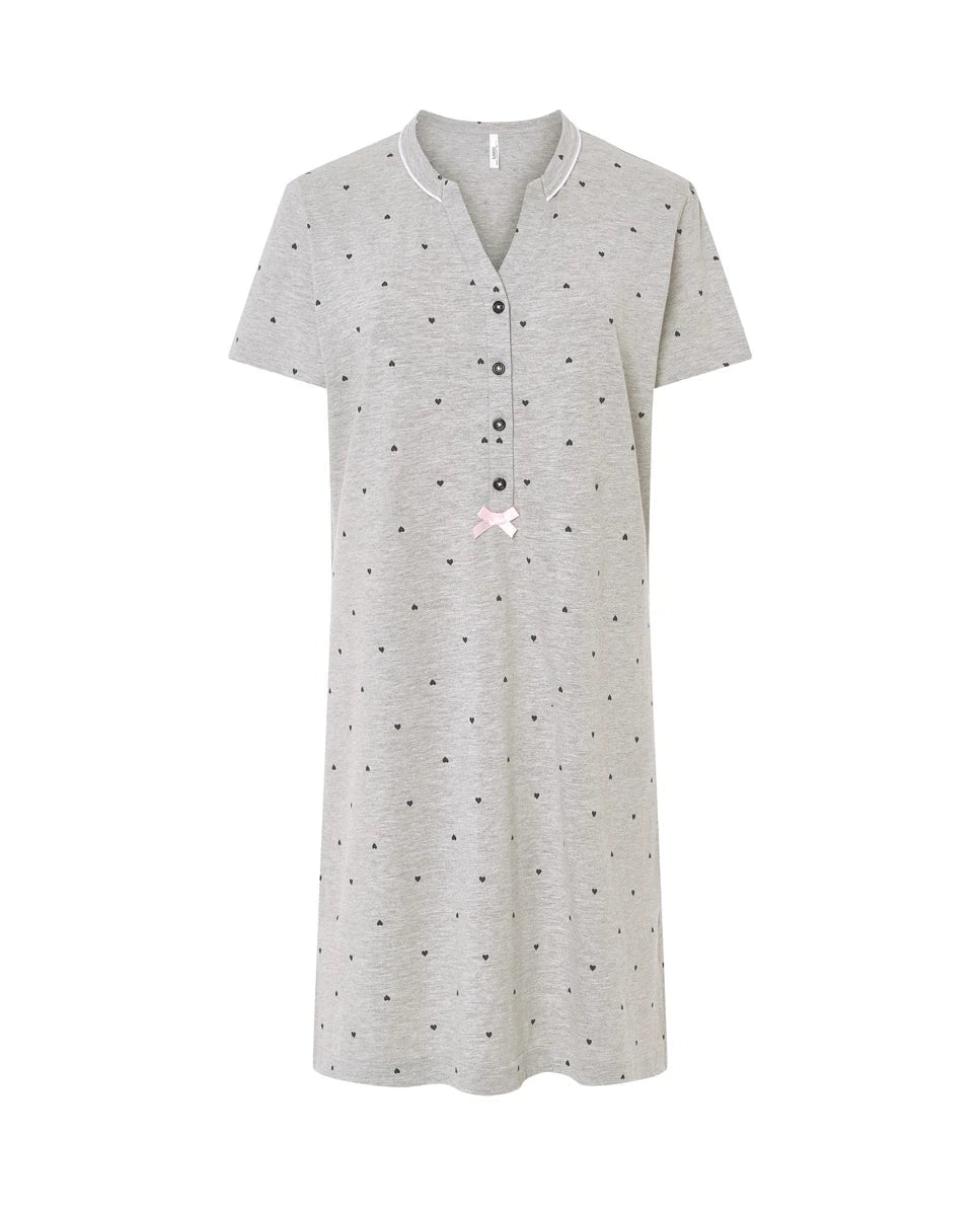 Camisón corto manga corta en punto vigoré gris estampado corazoncitos, escote pico abierto con botones y lazo raso rosa.