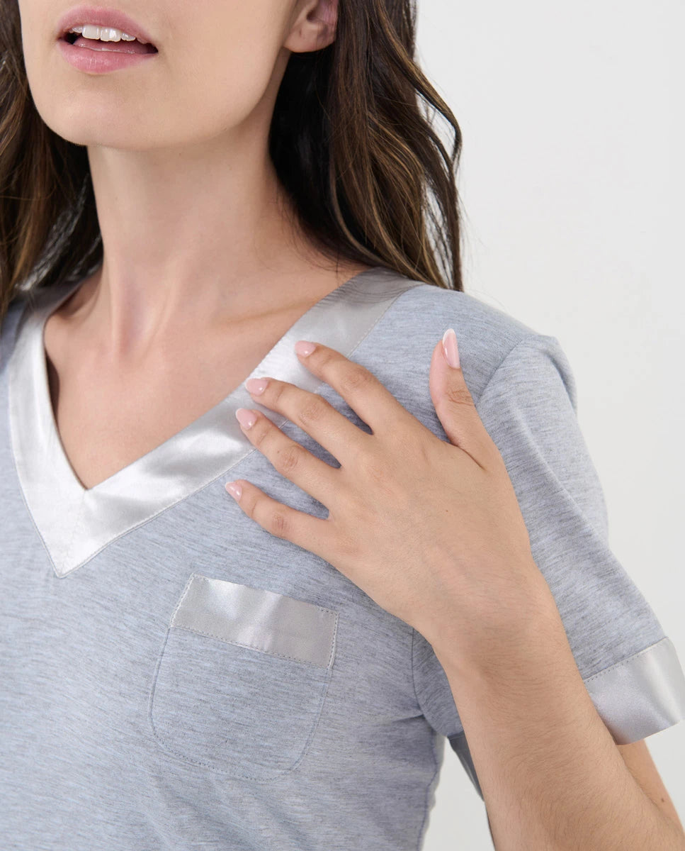 Detalle del raso a juego en el cuello de pico, bolsillo y mangas del camisón modal - Gris