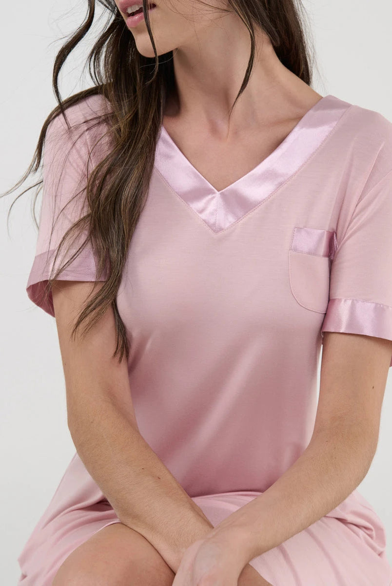 Camisón de manga corta vigoré de rayas celeste con cuello pico y bolsillo decorativo.