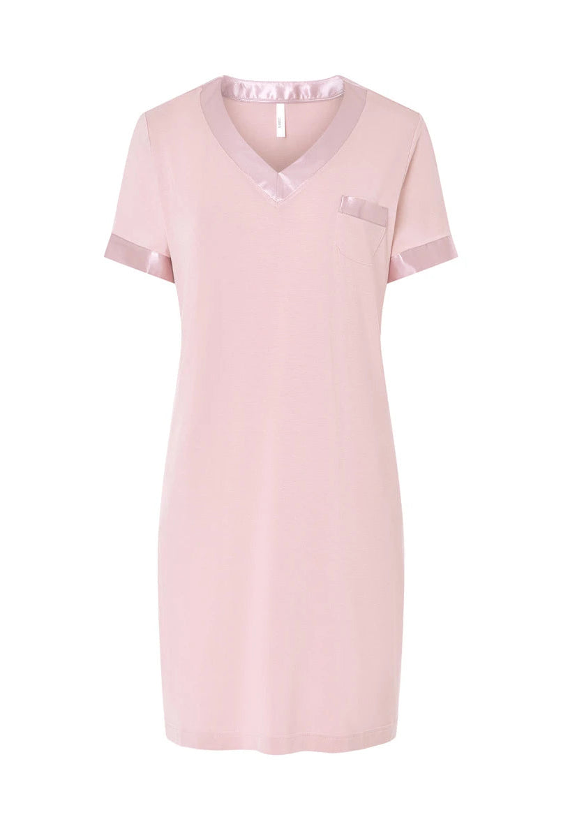 Modelo luce camisón corto de tirantes finos en suave modal rosa palo con cuello pico de raso