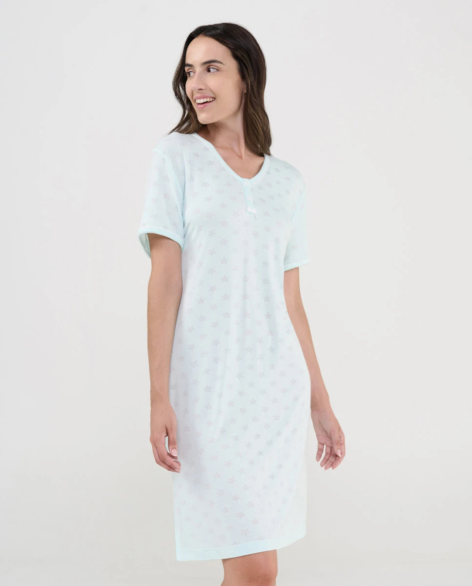 Mujer con camisón veraniego corto verde suave con diseño de estrellas desagujadas y cuello pico