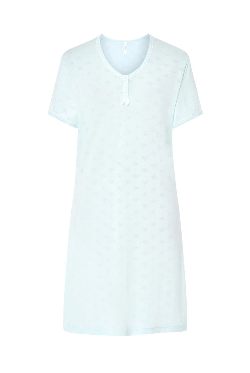 Camisón corto de manga corta, punto verde suave, diseño desagujado de estrellitas, cuello pico abierto con botones y lacito