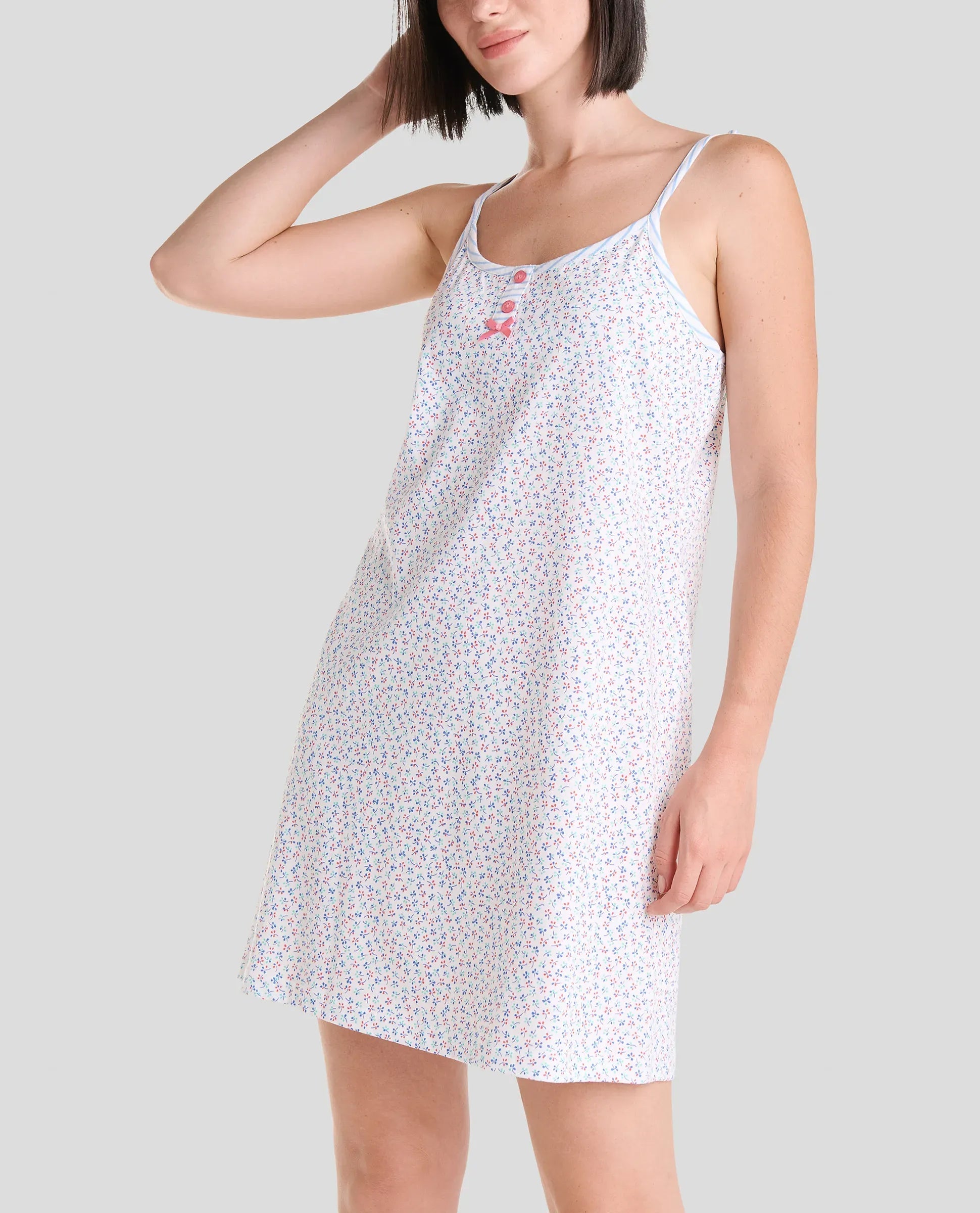 Mujer con camisón de verano de tirantes con florecitas y lazo rosa