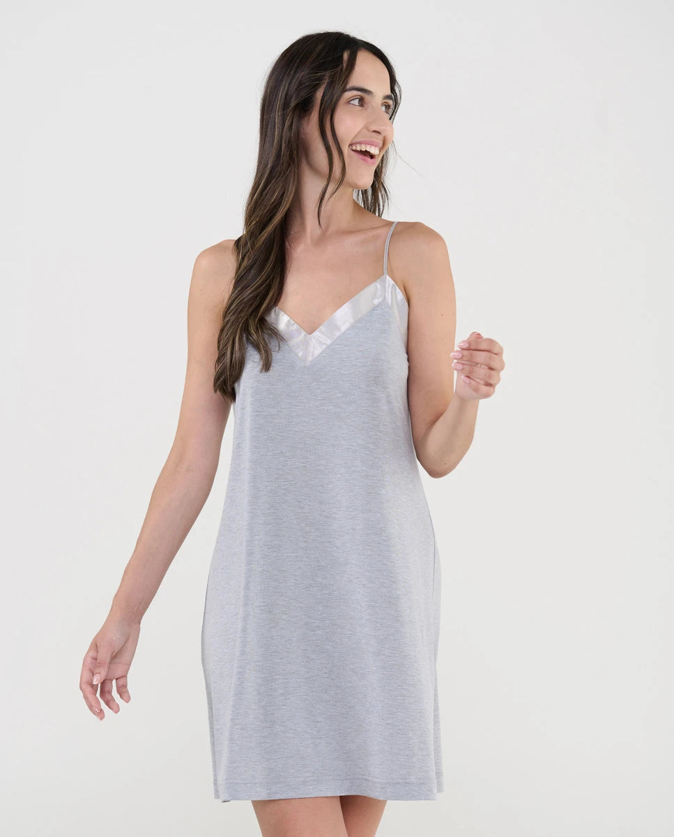 Mujer con camisón corto de tirantes finos en suave modal gris con cuello pico de raso