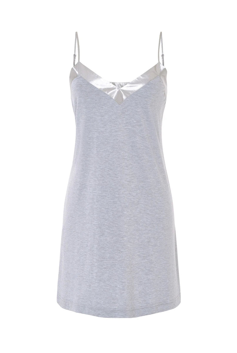 Camisón modal corto gris de tirantes finos y cuello pico de raso a tono.