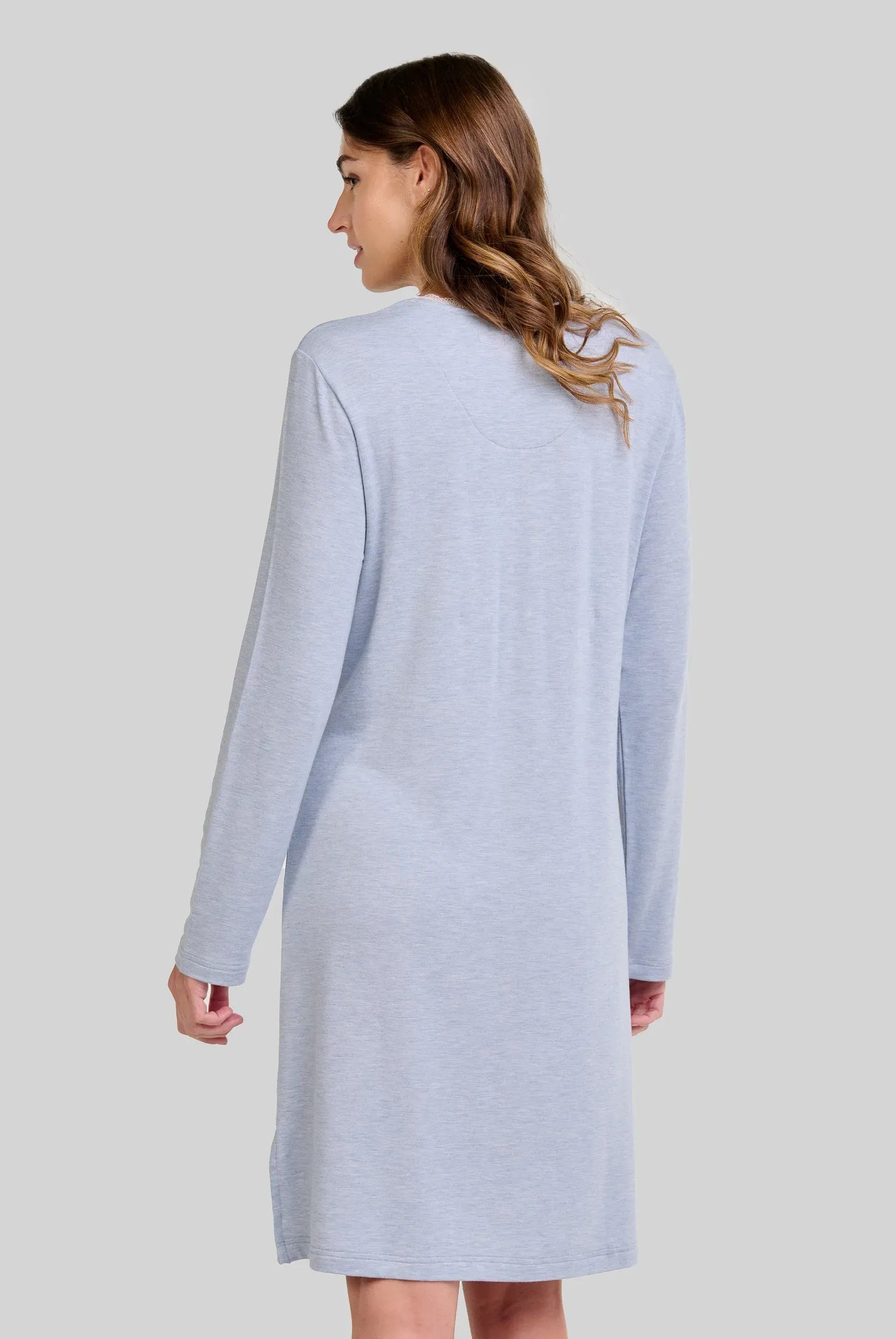 Mujer luce camisón azul acero de manga larga y hasta la rodilla para invierno