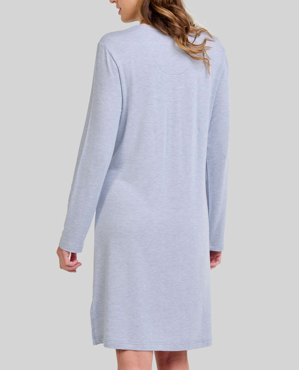 Mujer luce camisón azul acero de manga larga y hasta la rodilla para invierno