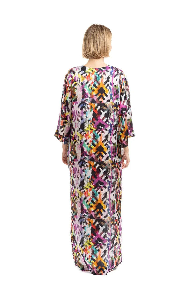 Mujer con Kaftan de seda natural manga sentada al codo