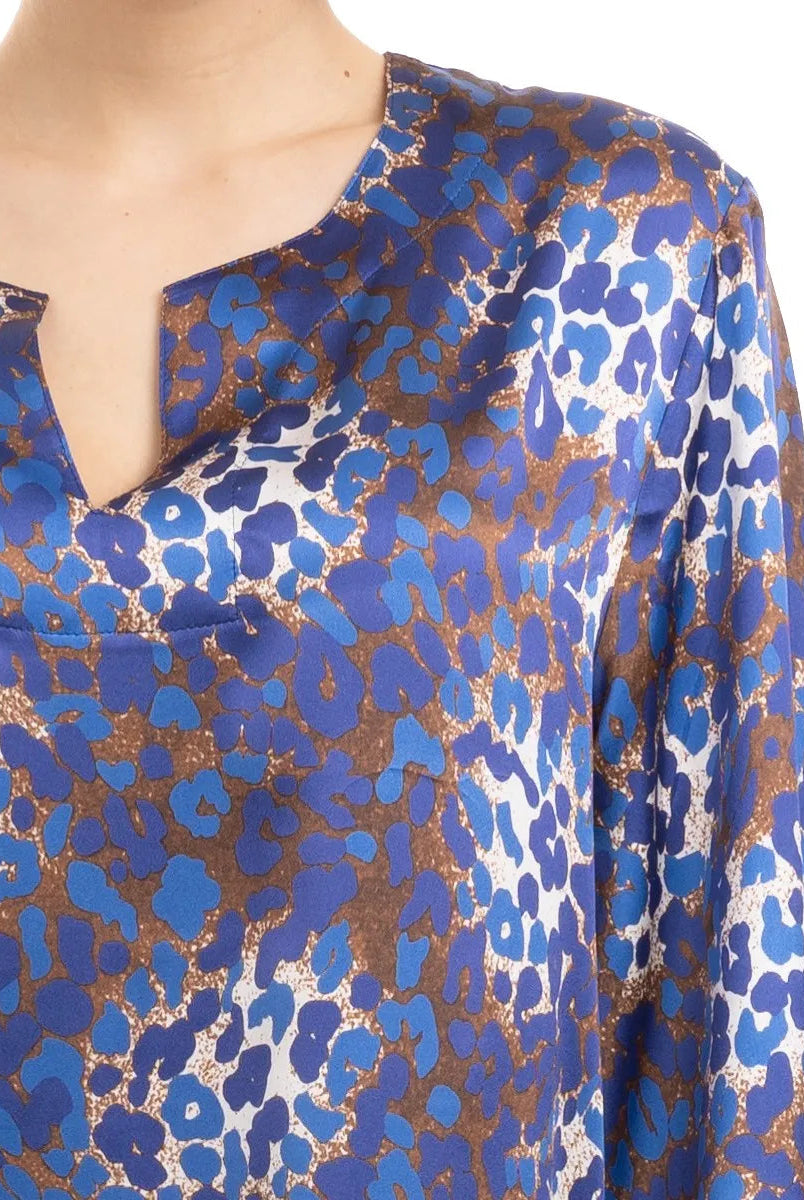 Vista trasera de Mujer con Kaftan de seda natural estampado animal print azul