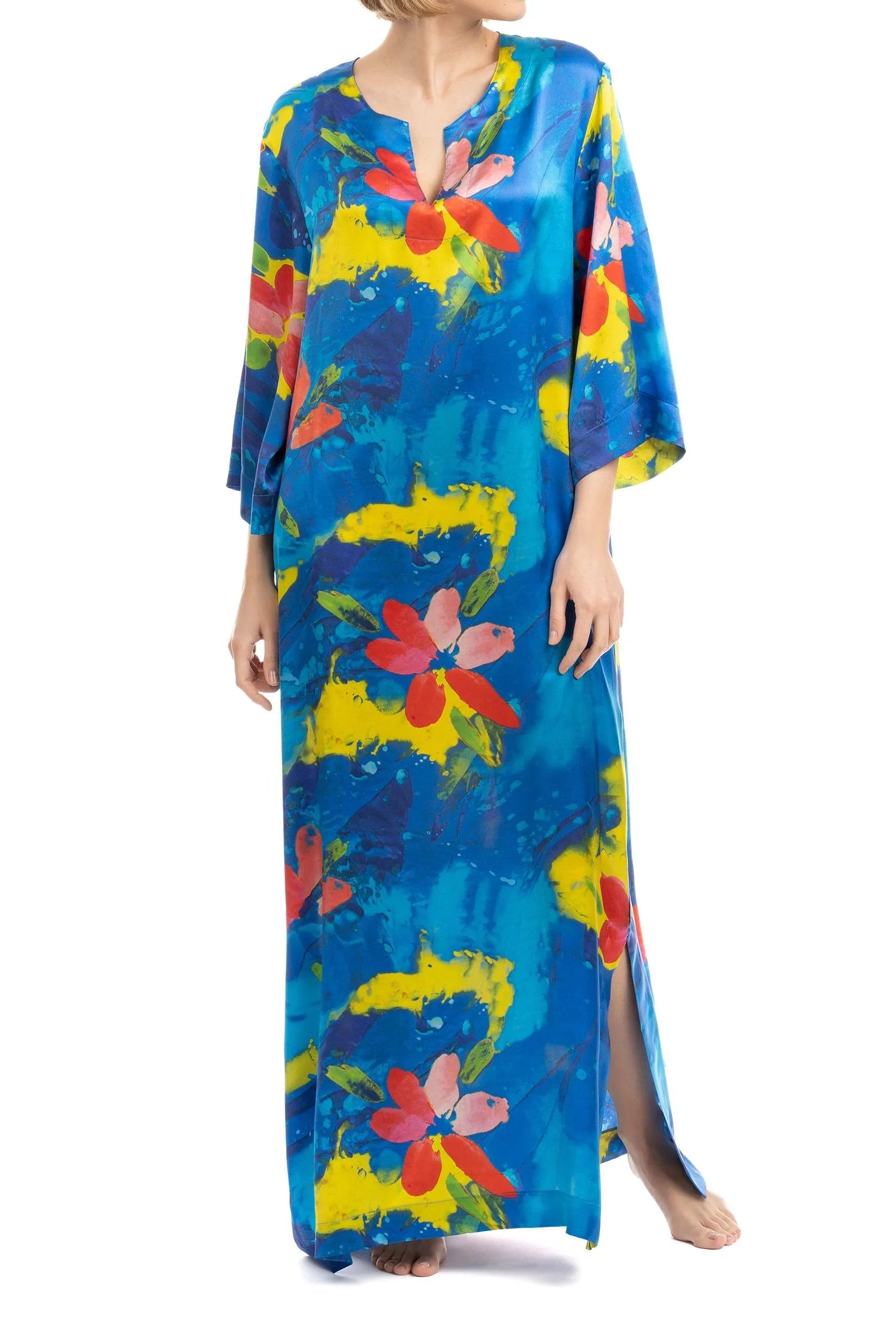 Mujer con caftán de seda multicolor para verano largo