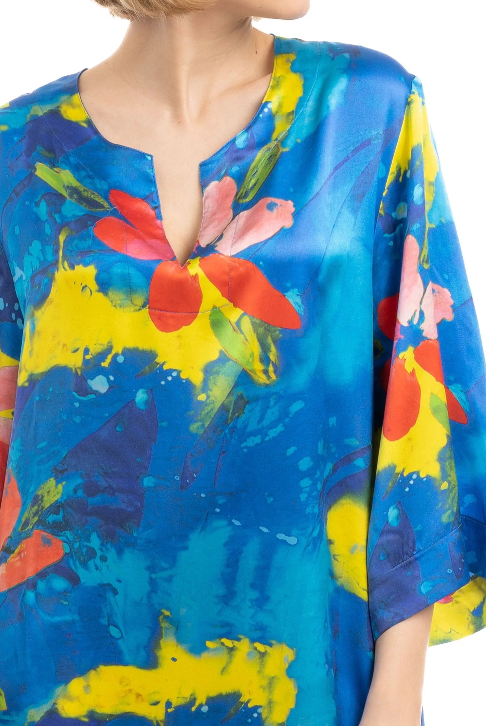 Detalle de caftán de seda natural estampado en tonos azules