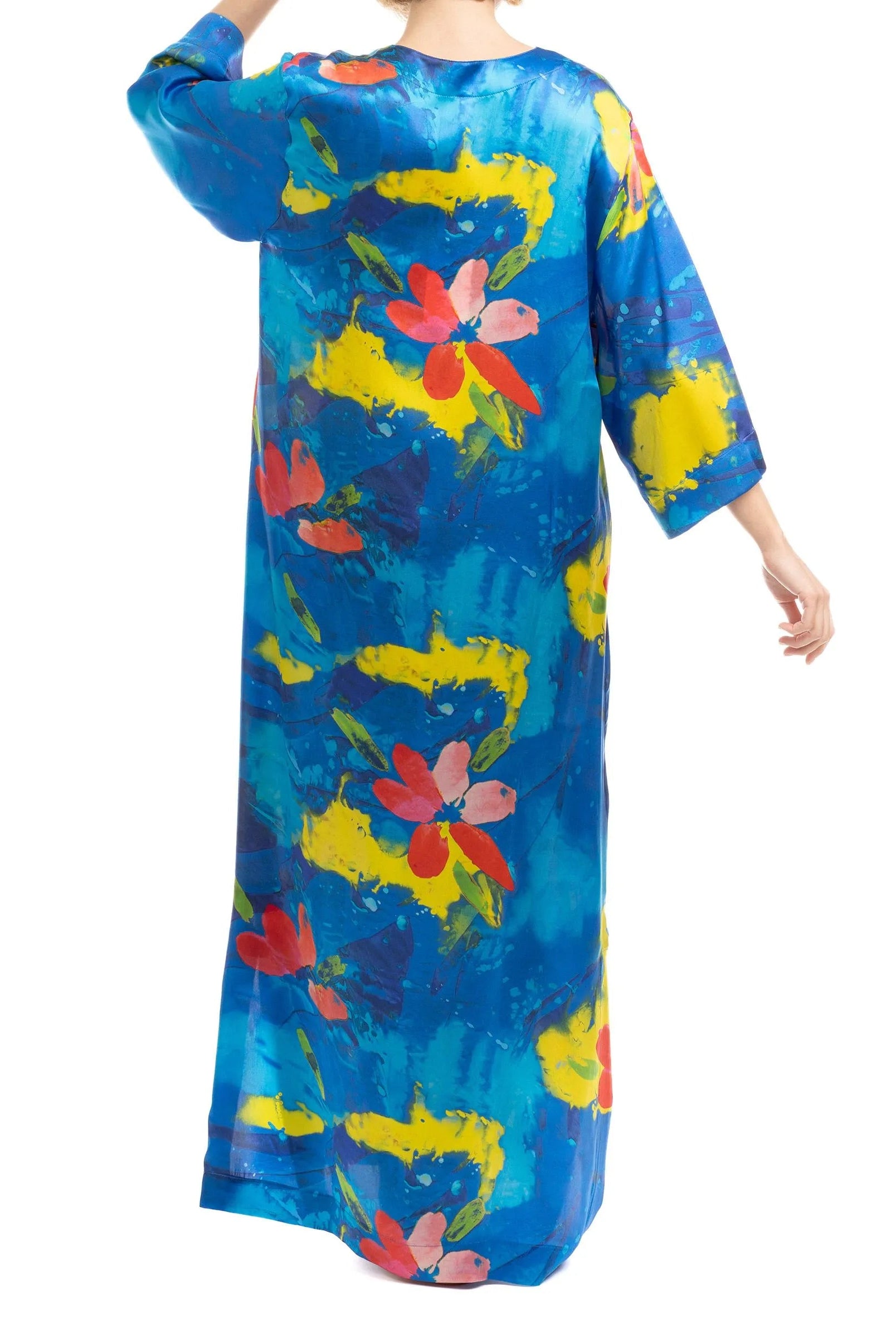 Vista trasera de modelo con kaftan largo de estampado multicolor