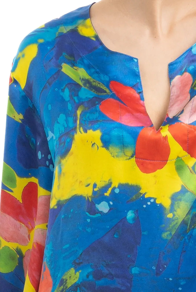 Vista detalle de escote de caftán con cuello redondo abierto multicolor