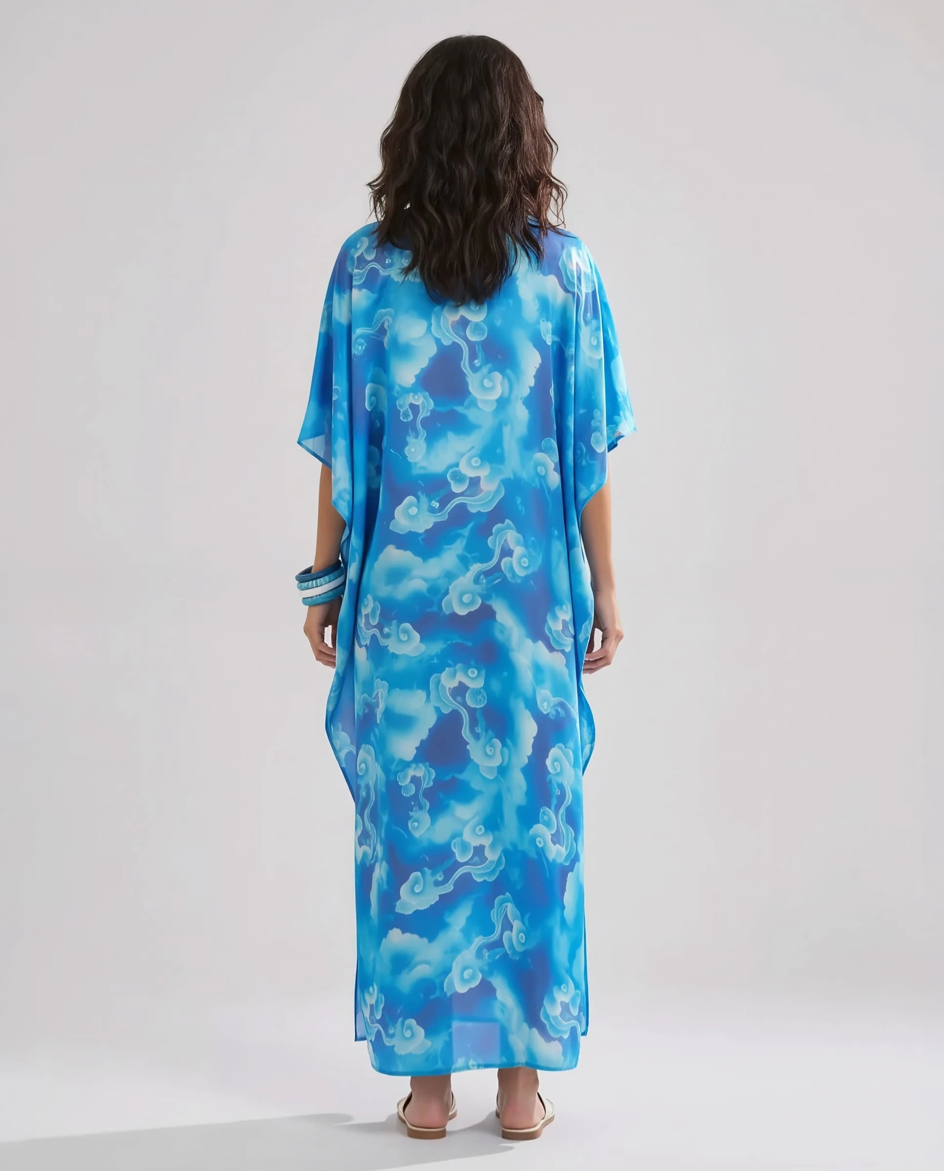 Mujer de espaldas con kaftan de seda natural largo estampado azul