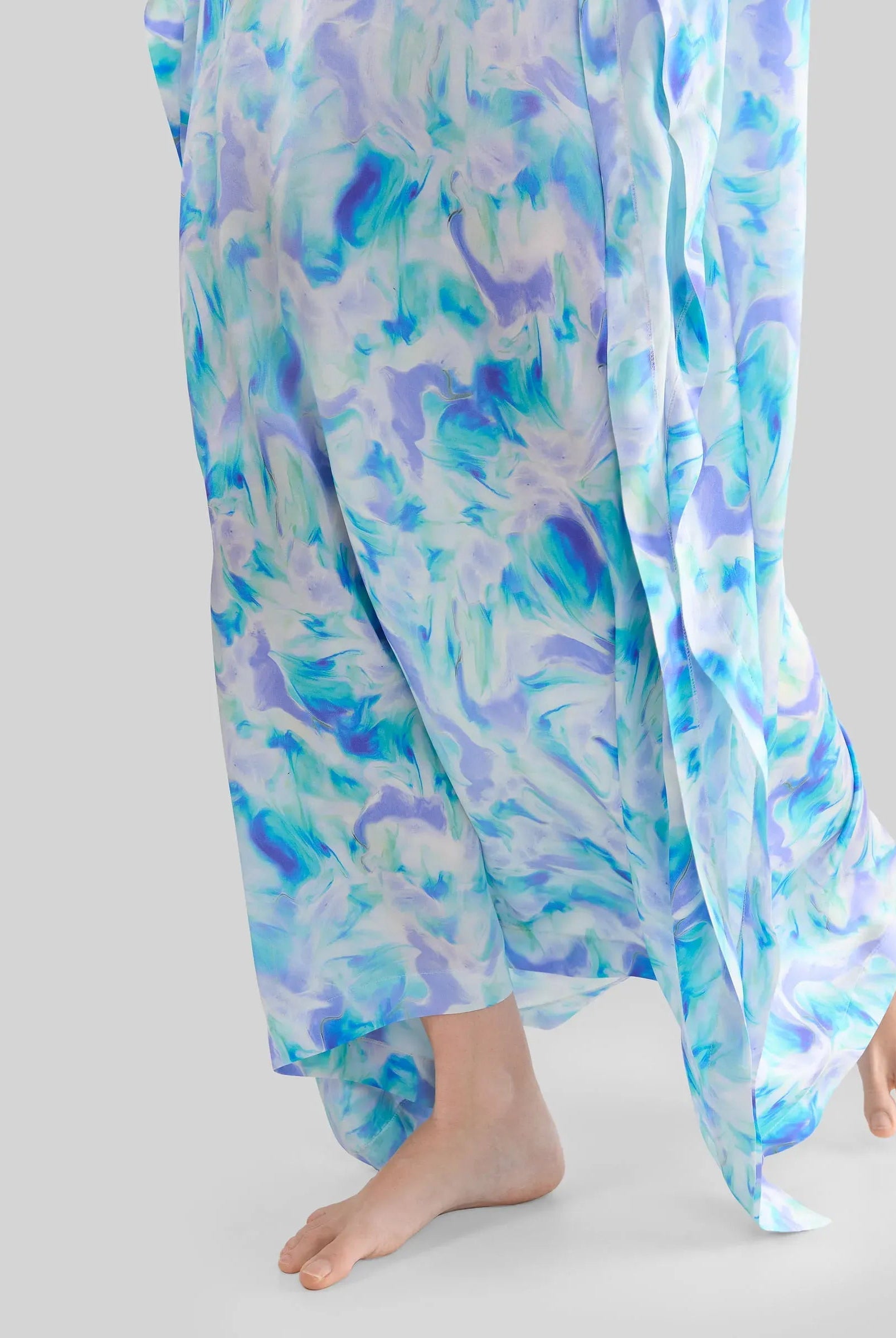 Vista detalle del estampado abstracto del caftán de seda natural de mujer para verano