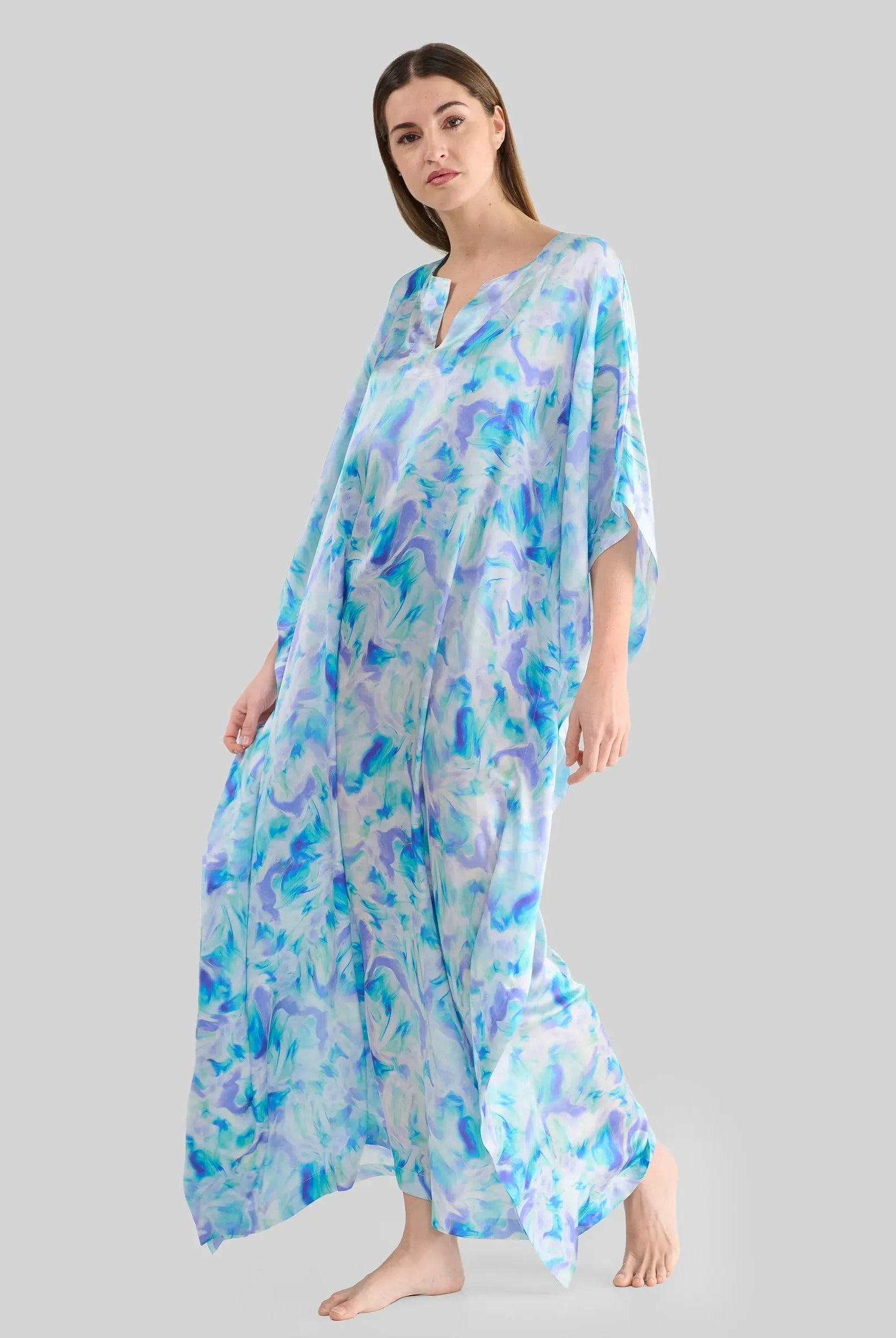 Mujer con Kaftan de seda azul estampado
