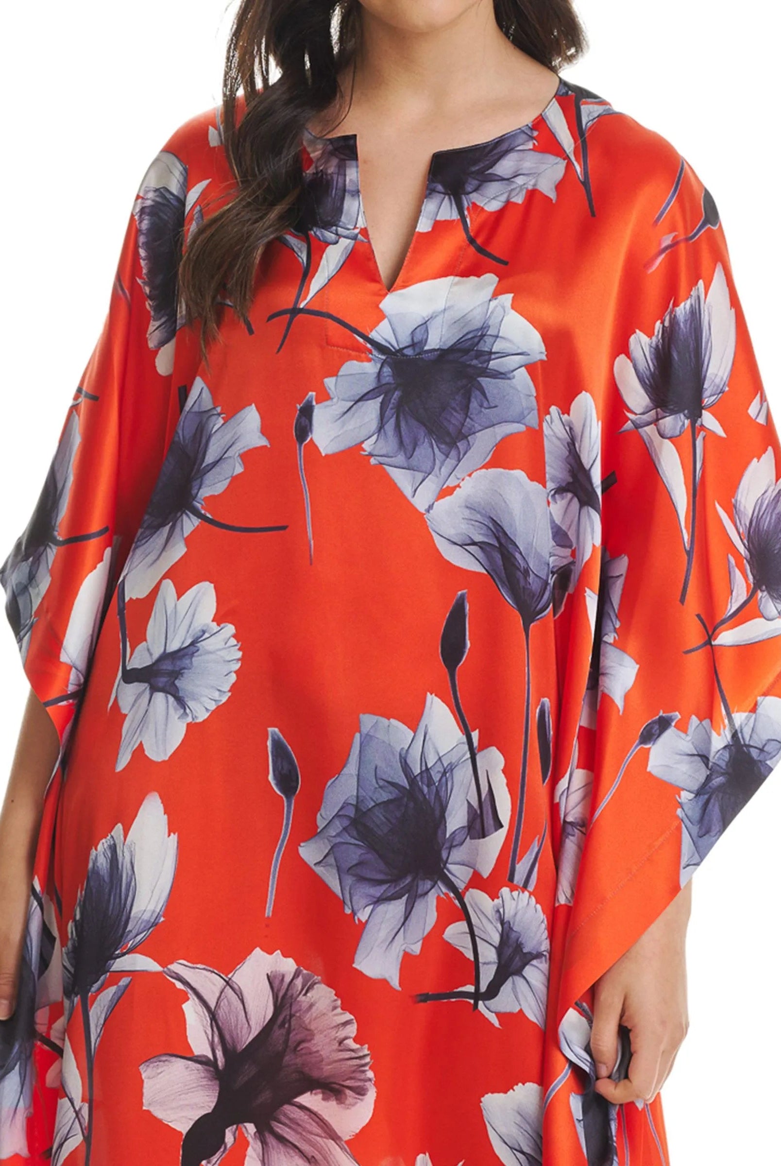 Detalle cuello abierto del kaftan de seda natural floreado