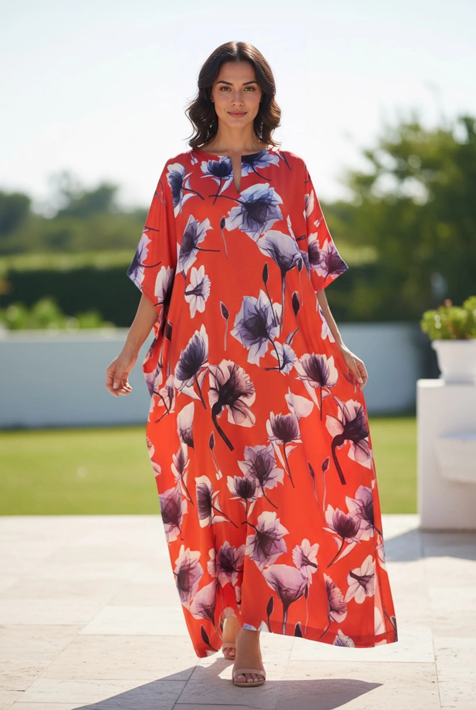 Modelo luce caftán rojo de seda estampado flores