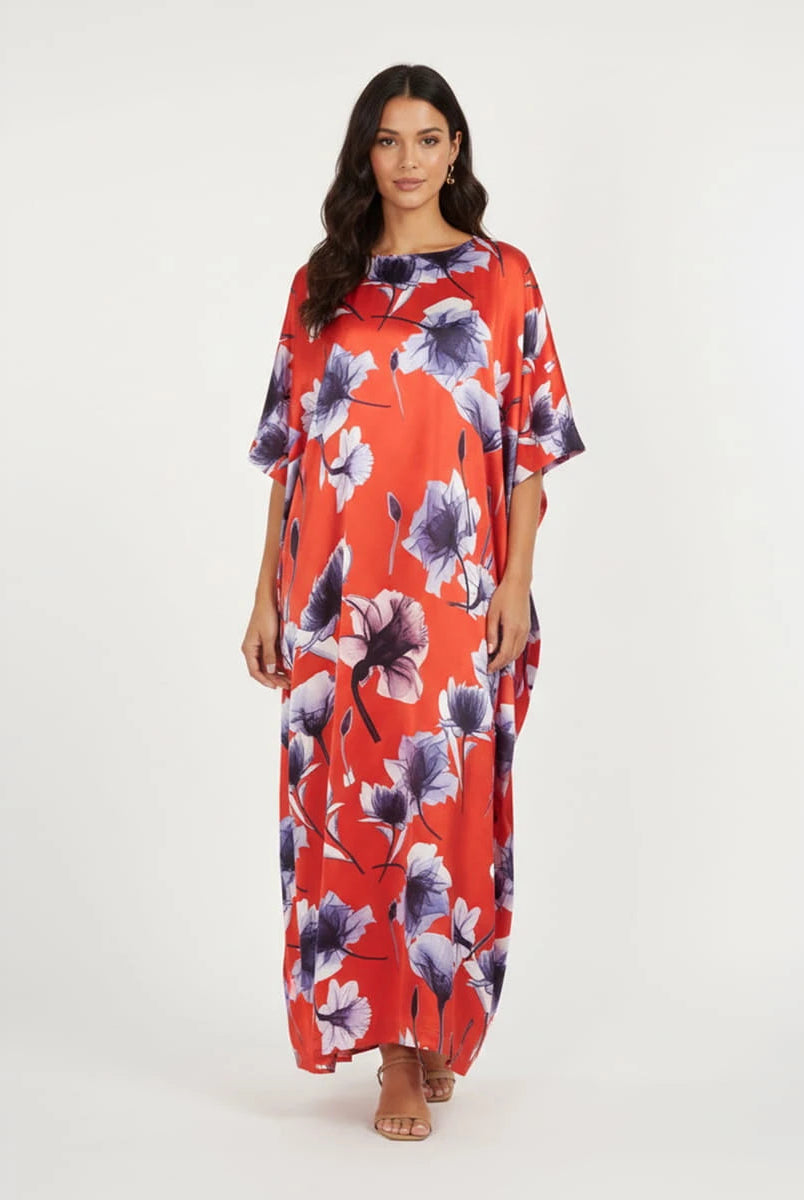 Mujer posa con caftán de verano estampado flores