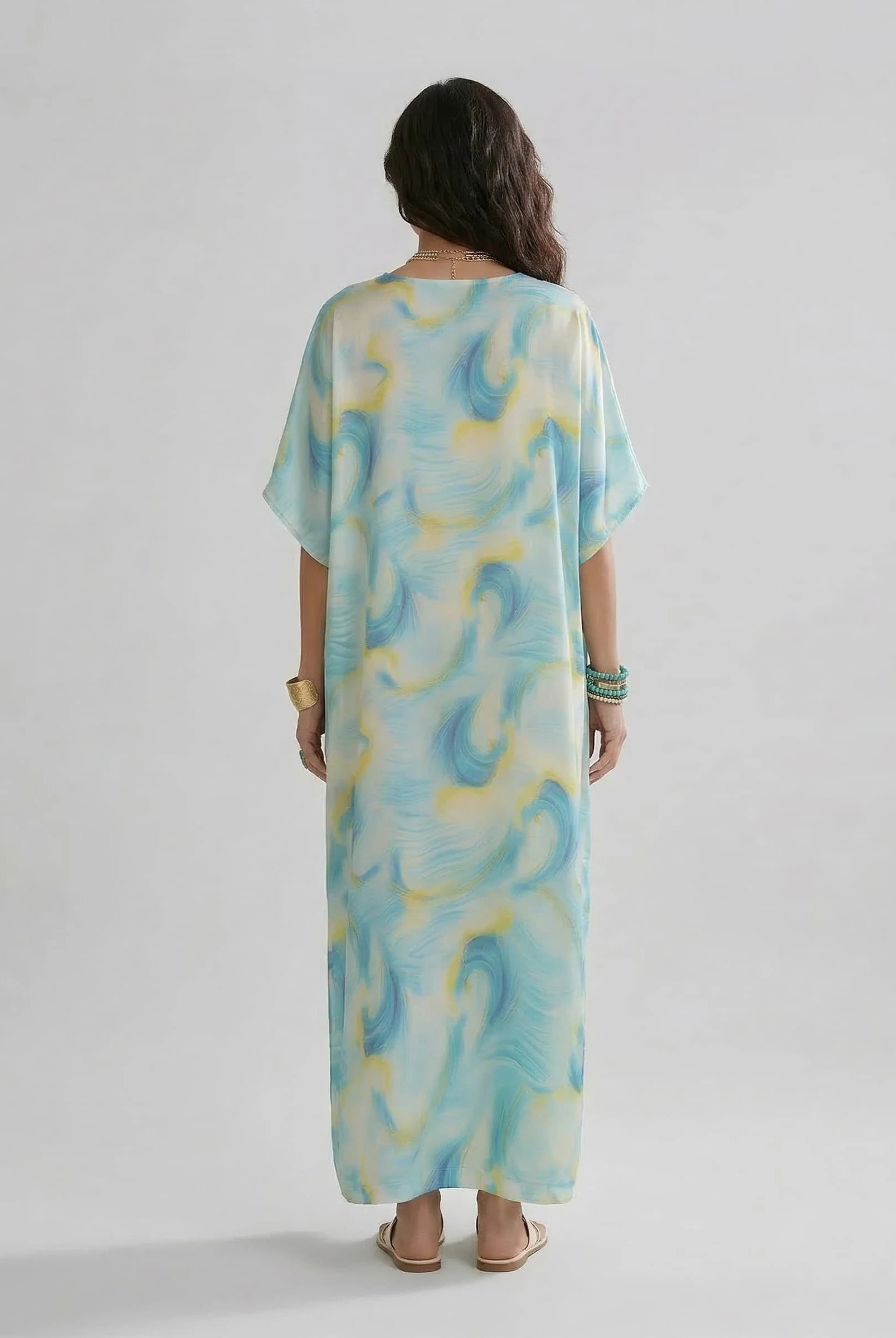 Modelo de espaldas con el kaftan largo de seda