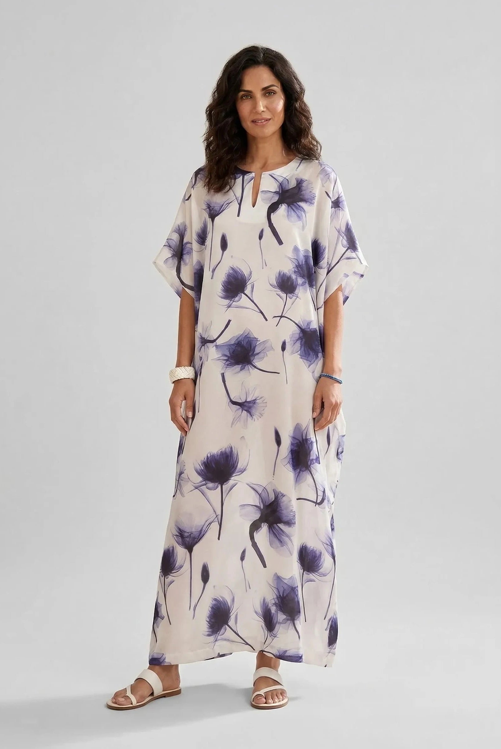 Mujer viste elegante caftan de seda natural blanco estampado de flores azules