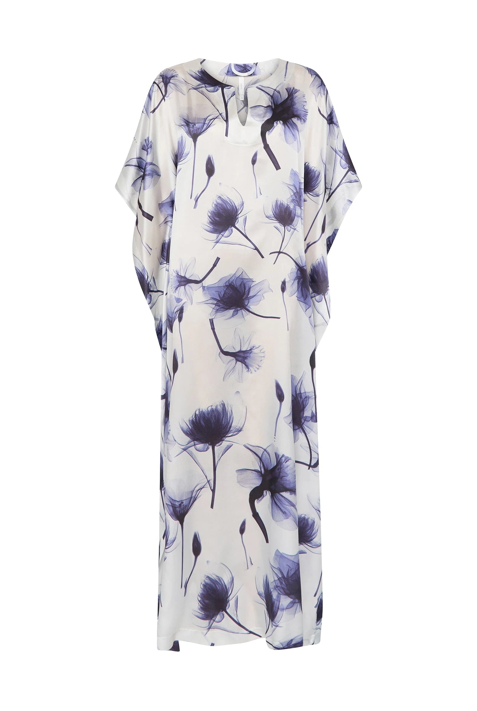 Caftan de seda natural blanco estampado de flores azules de escote redondo y abertura central, manga mariposa al codo.