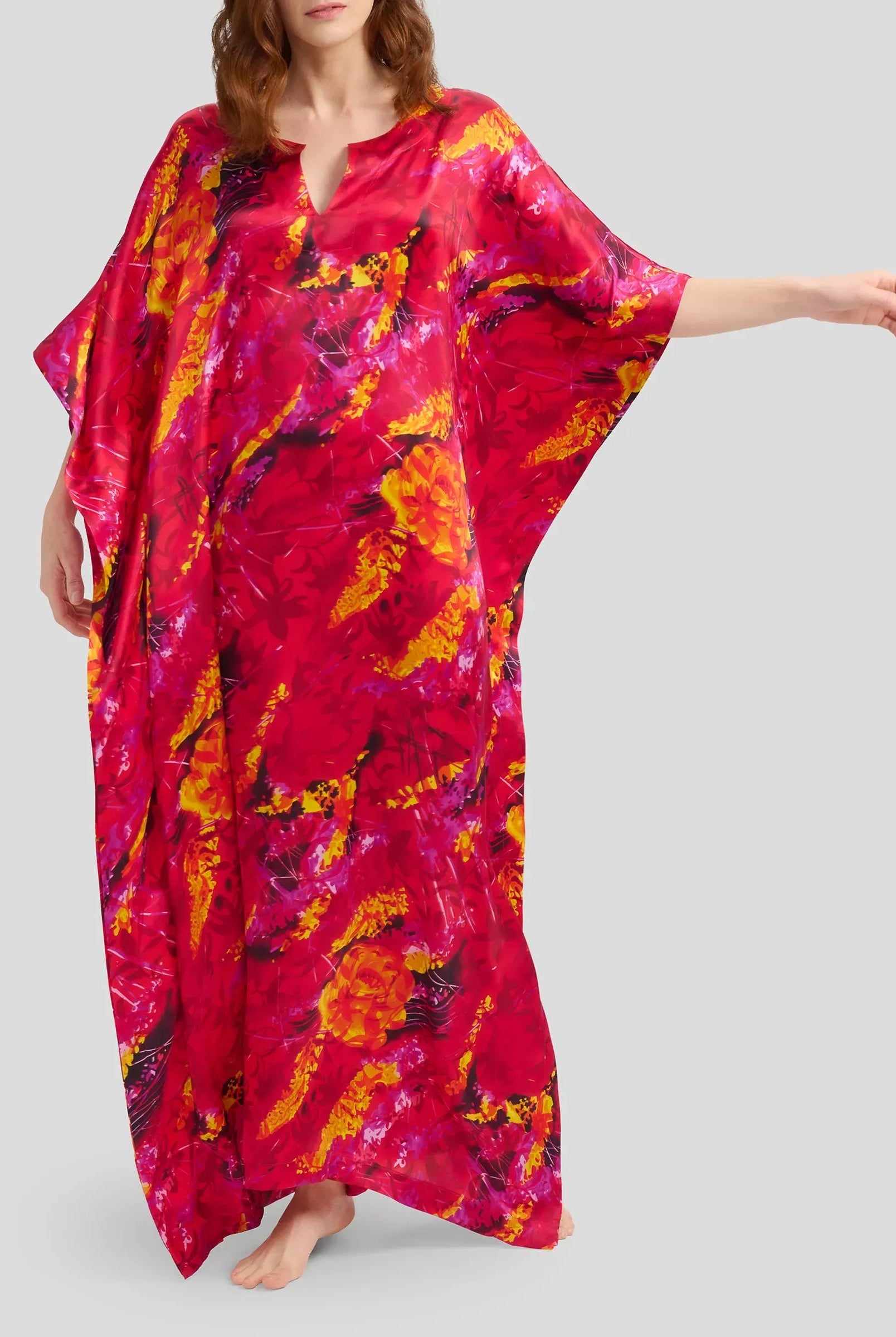 mujer con Kaftan de seda rojo estampado de flores