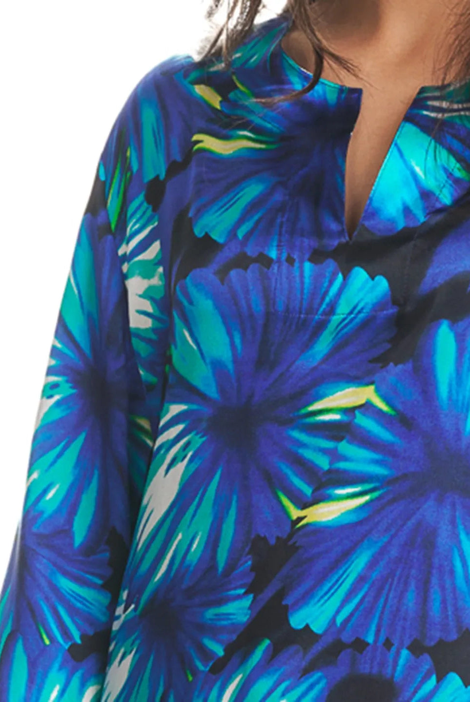 Detalle escote del kaftan de seda floreado para mujer