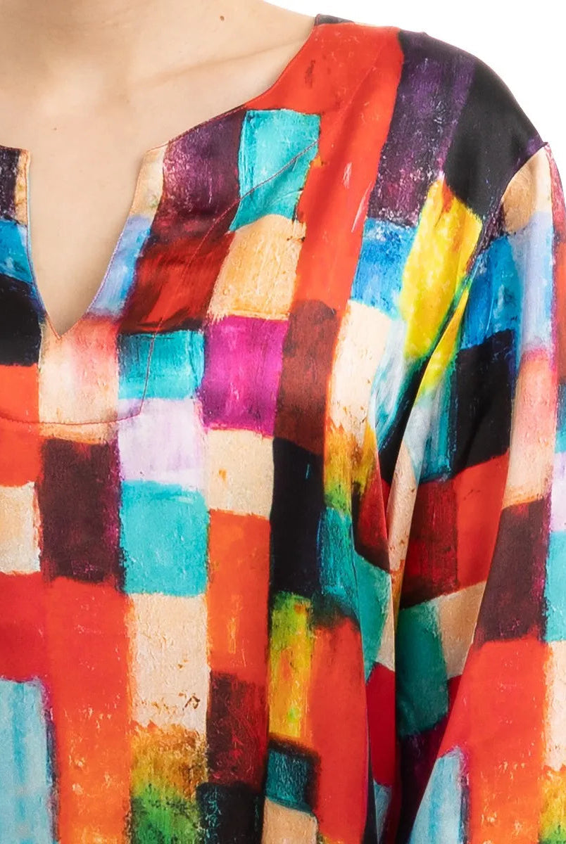 Mujer con caftán de seda multicolor para verano largo