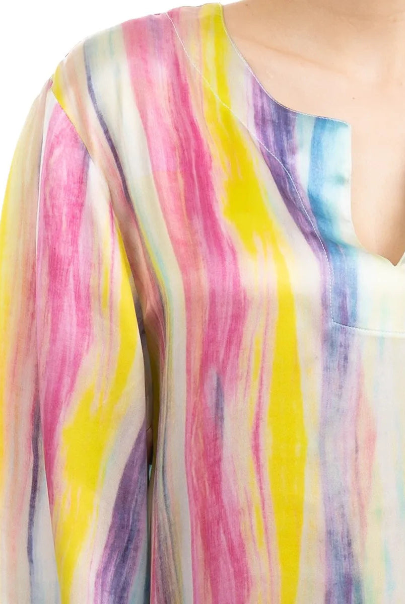 Detalle del cuello redondo abierto de caftán de verano de seda multicolor