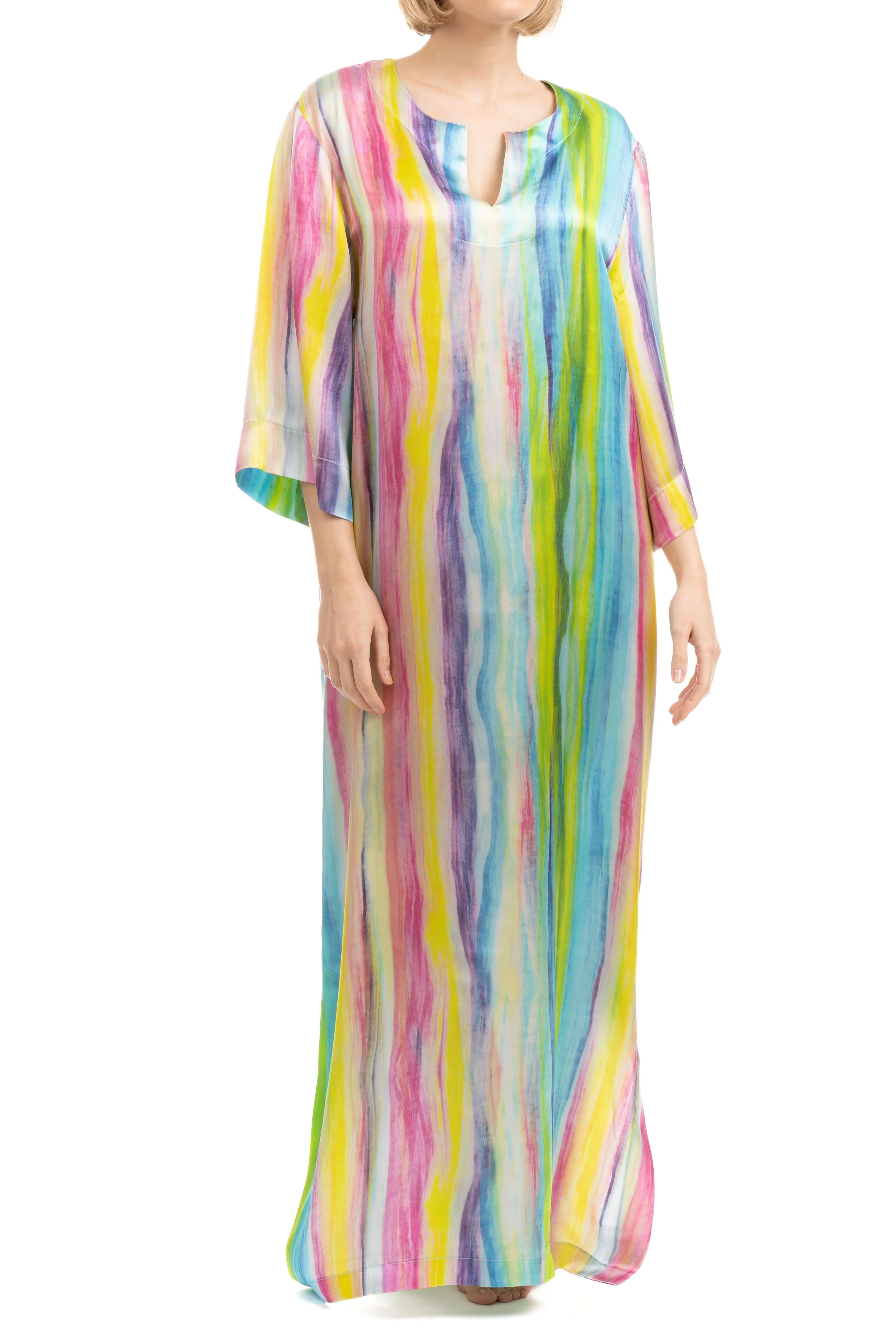 Mujer con caftán de seda multicolor para verano largo