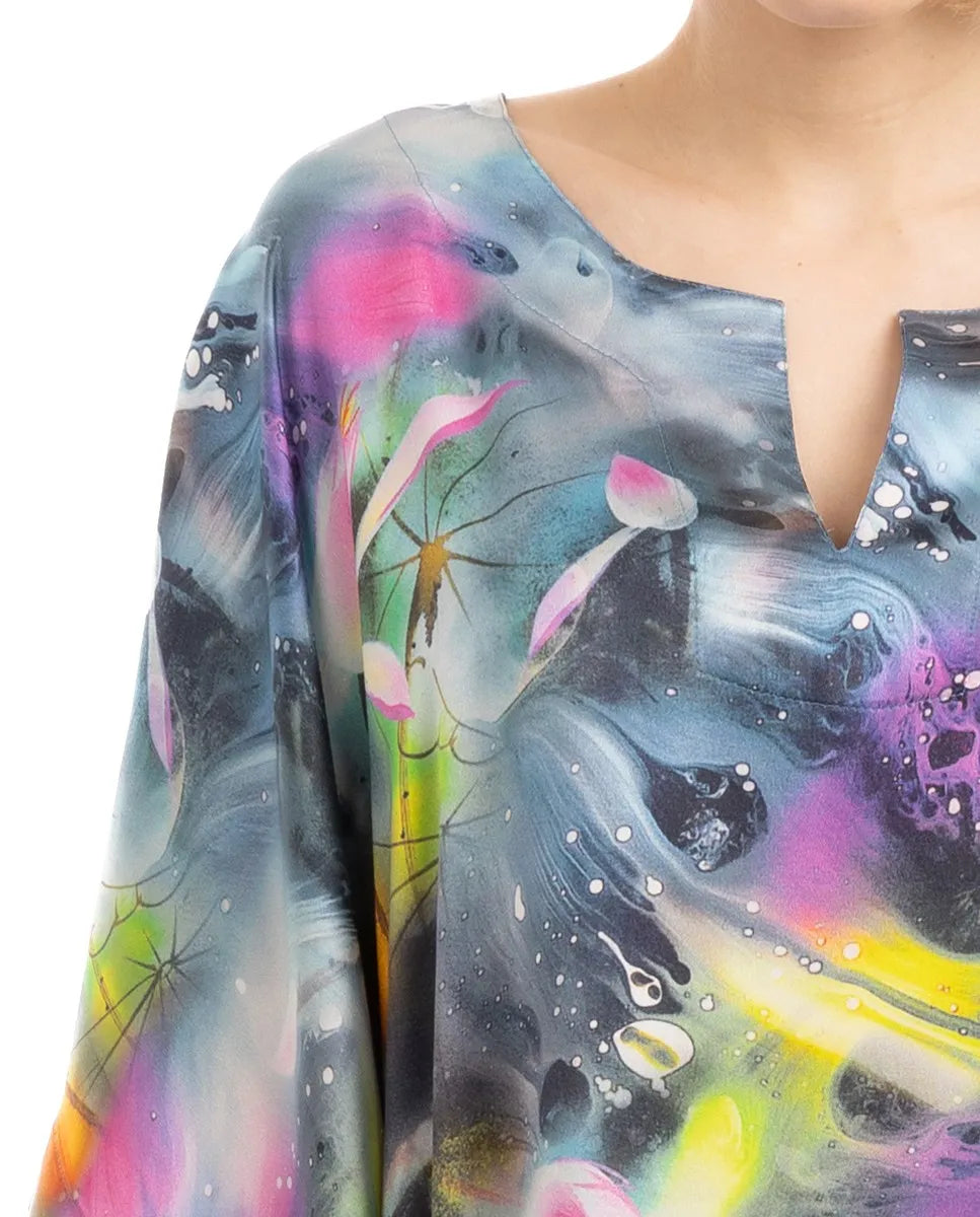 Mujer con Caftán seda natural para verano estampado con escote redondo y abertura central