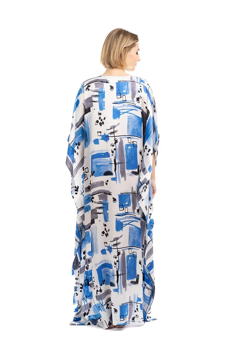 Kaftan de seda natural estampado con escote redondo y abertura central, manga mariposa al codo y largura total.