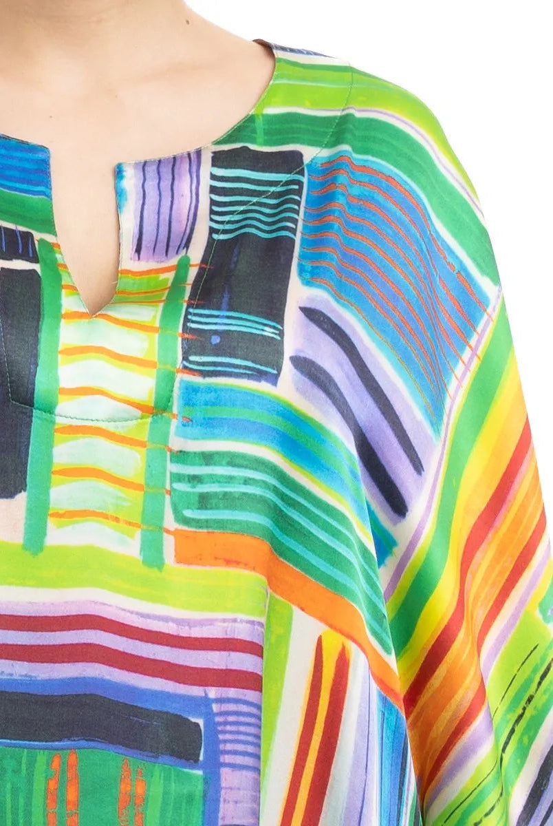 Mujer con caftán de seda multicolor para verano largo