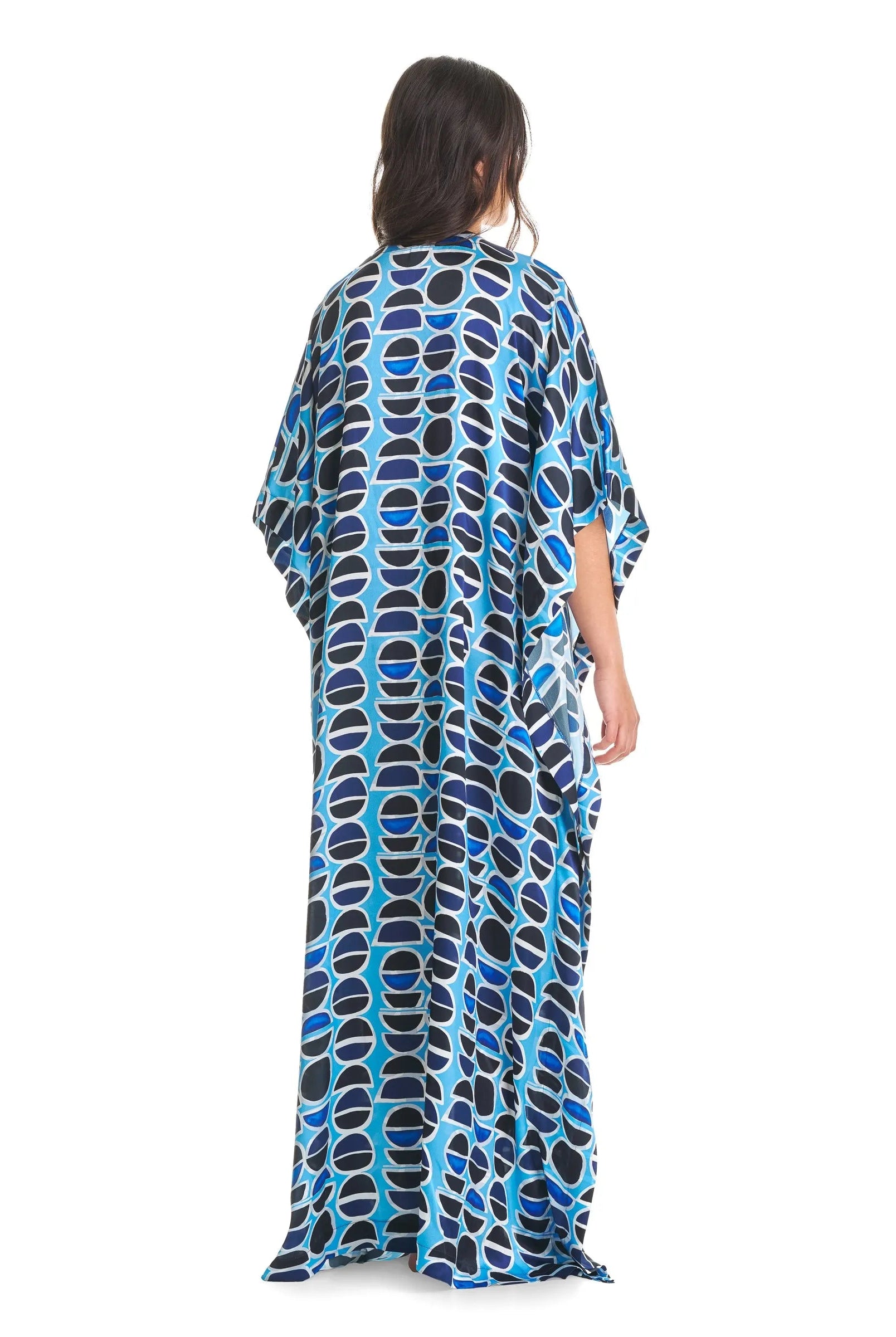 Kaftan de seda natural estampado con escote redondo y abertura central con manga mariposa al codo.