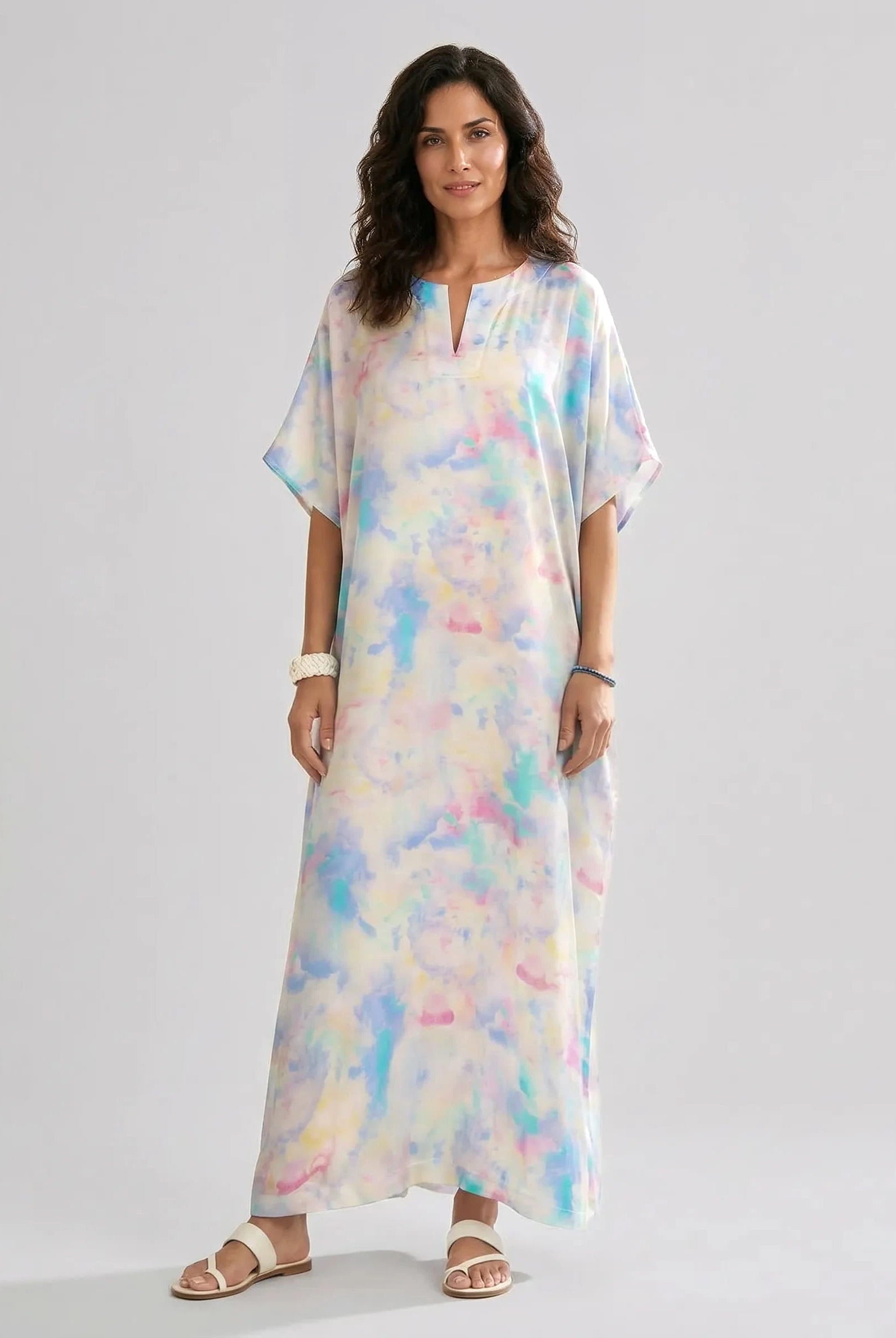Mujer luce kaftan de seda natural estampado multicolor con escote redondo y abertura central con manga mariposa al codo