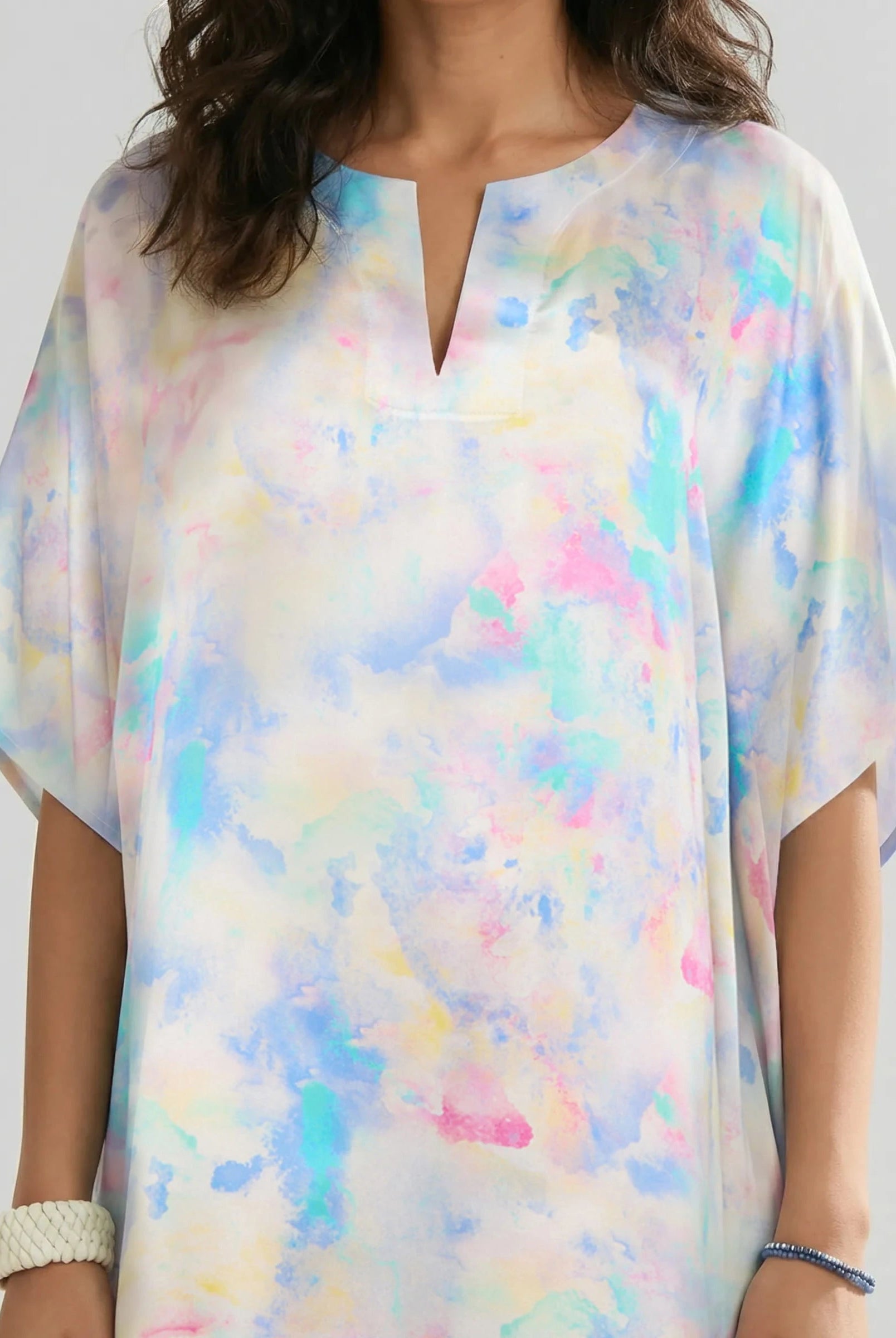 Detalle del estampado de fantasía del kaftan de seda multicolor